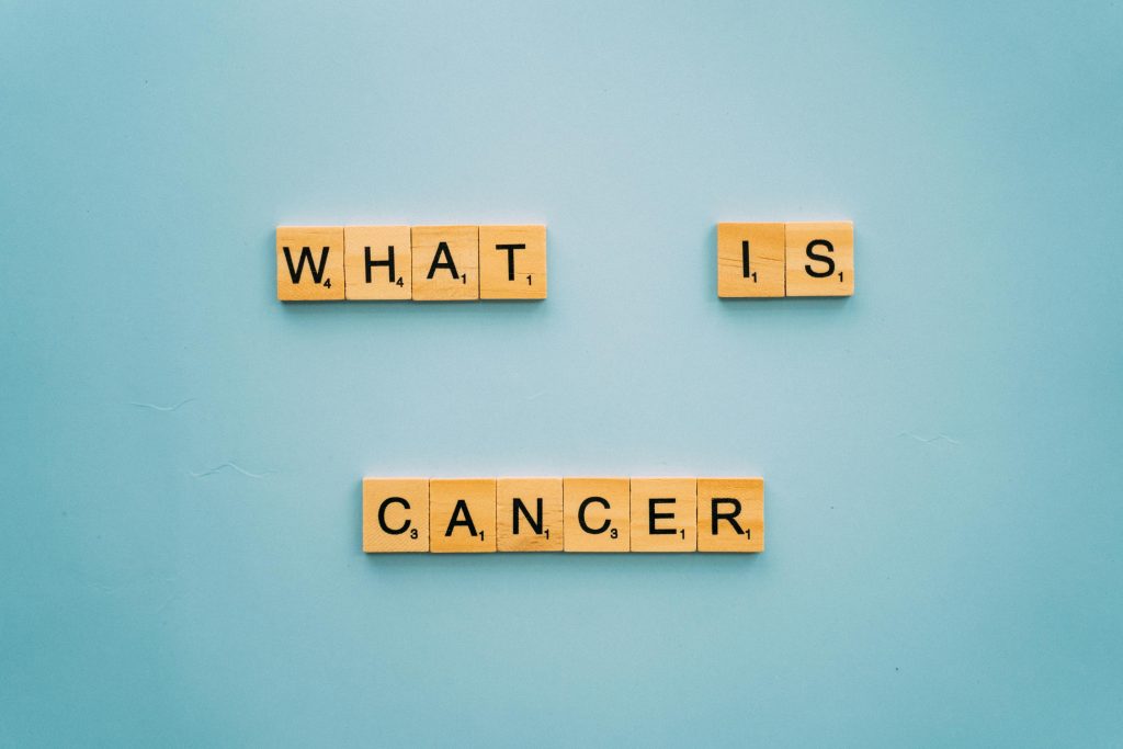 Scibble-Steine, die die Frage formen: What is cancer?